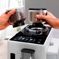 Delonghi Rivelia Fuldautomatisk Kaffemaskine, hvid & 2 stk. kaffebønner DLSC600