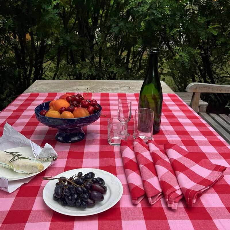 Paola bordsduk 180x145 cm, röd/rosa