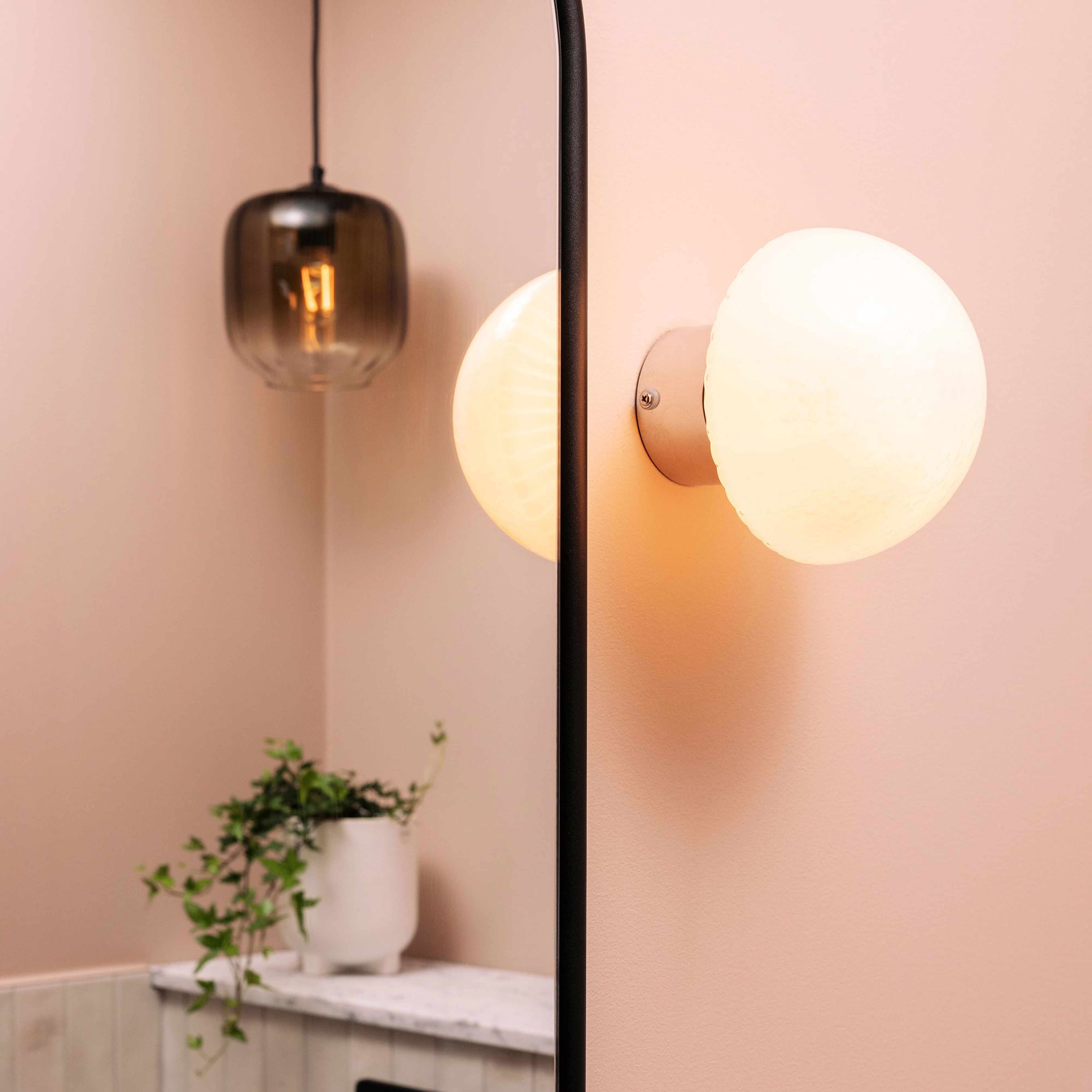 globen-lighting-fungo-16-vaeglampe-hvid-krom-631208-66442-3