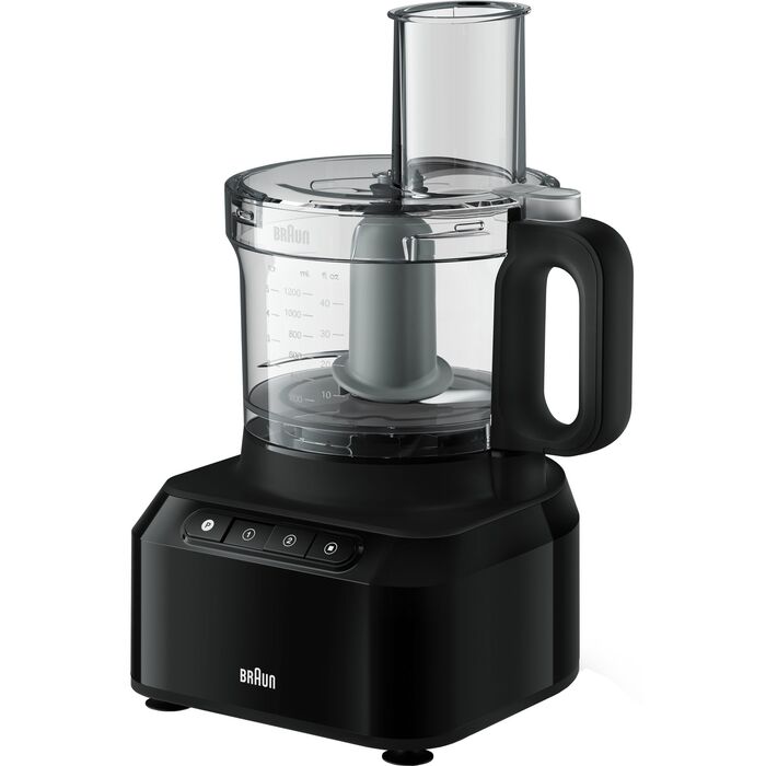 Sort foodprocessor med gennemsigtig skål, sort håndtag og høj påfyldningstragt, på hvid baggrund