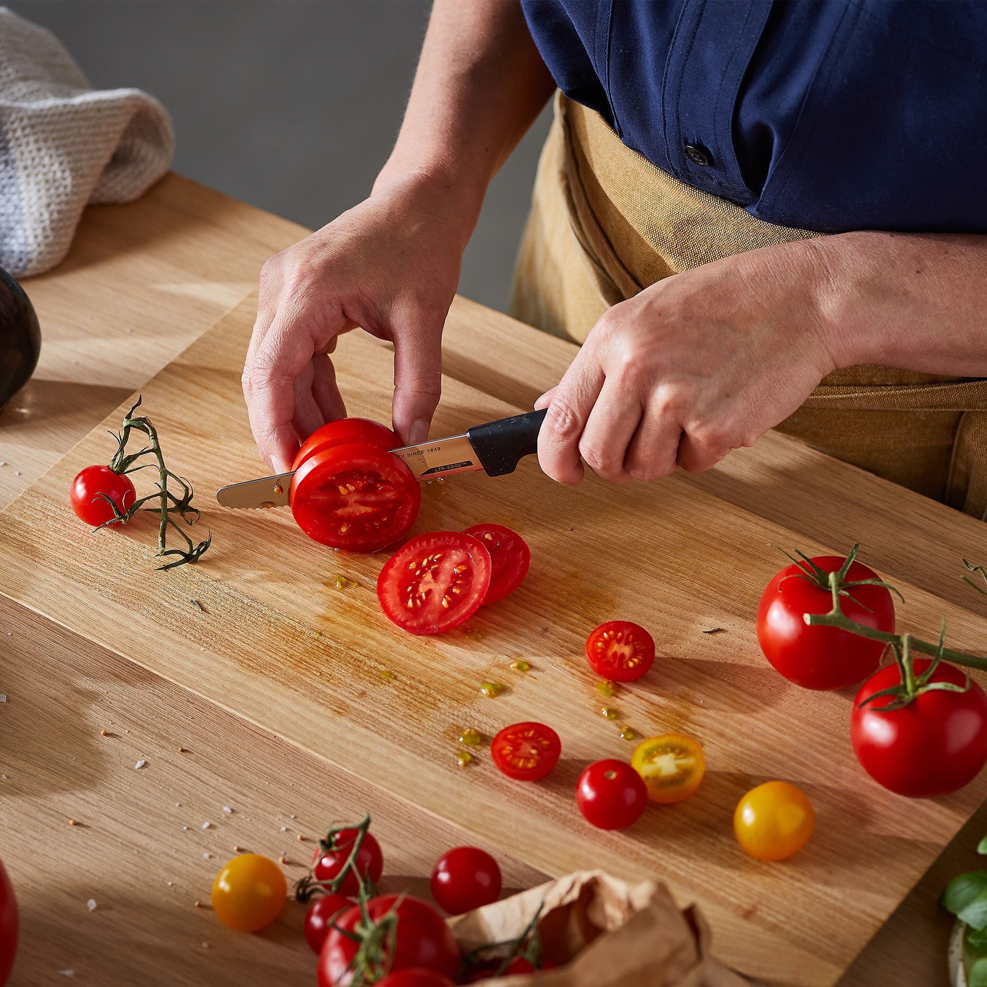 fiskars-hard-edge-tomatkniv-11-cm-1054947-53438-3