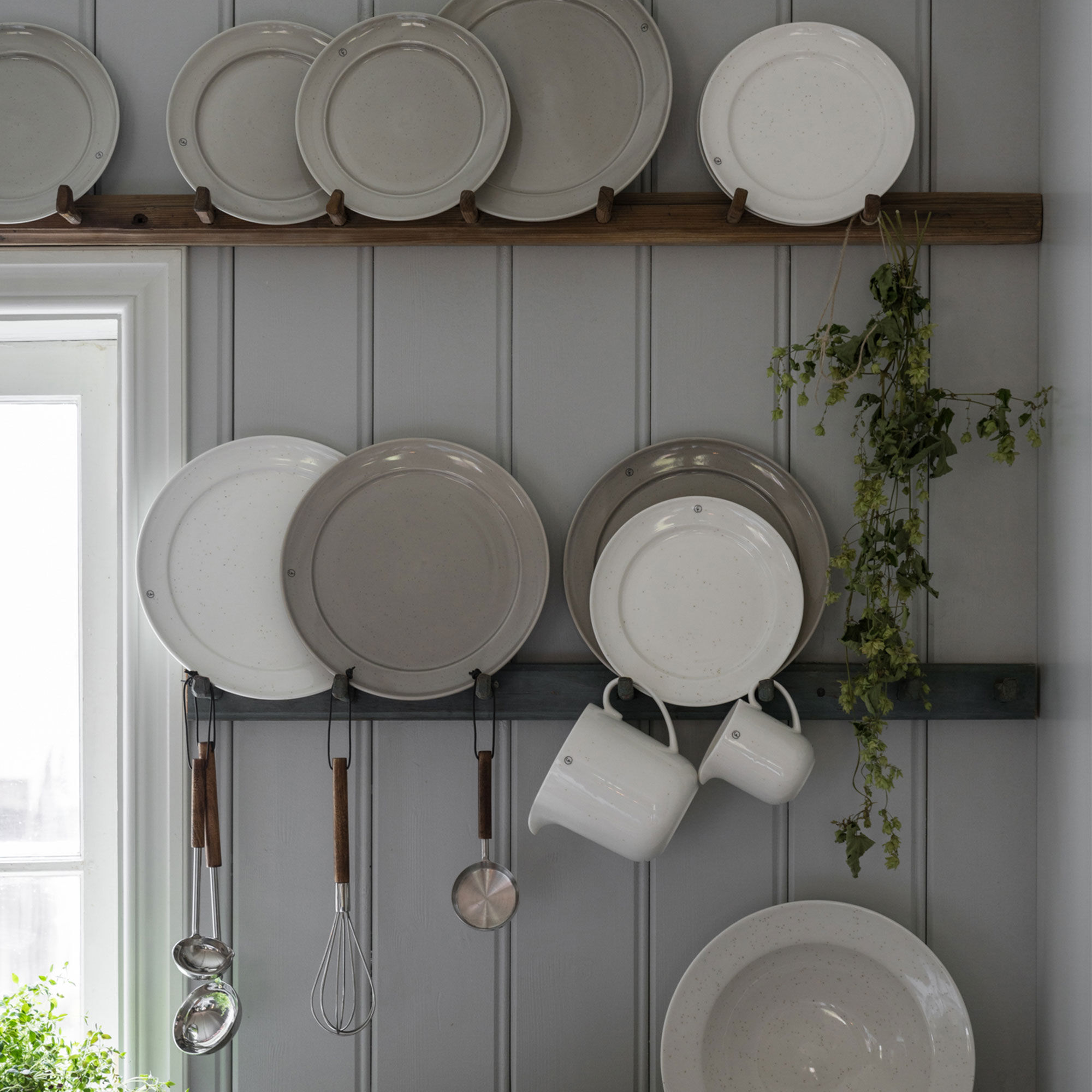 Såsslev metall/mörkt trä