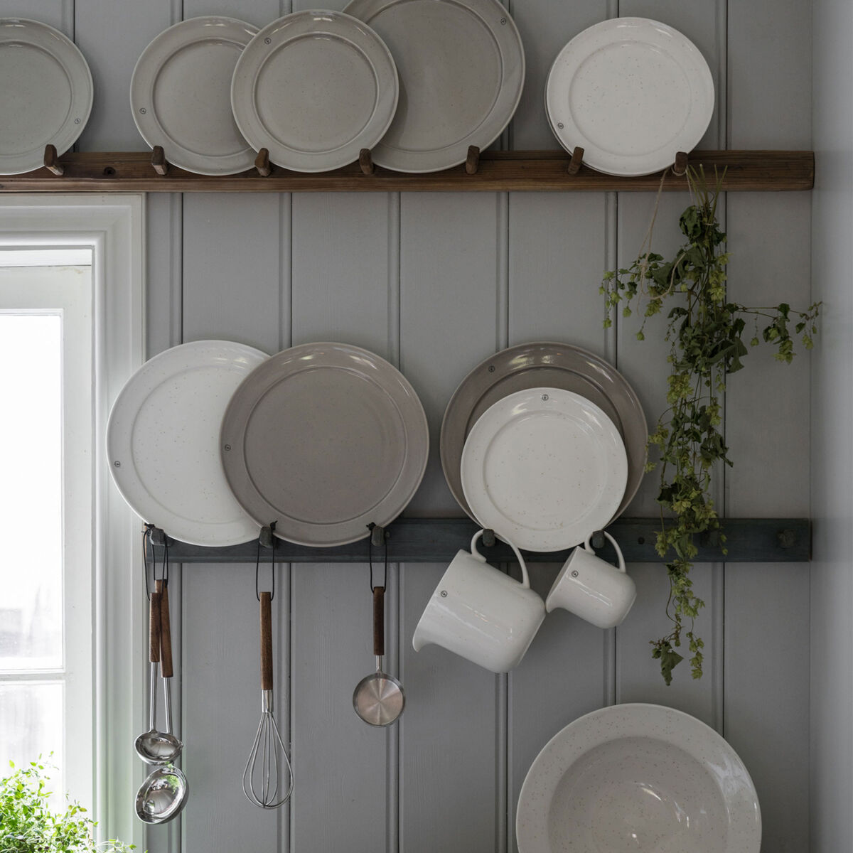 Såsslev metall/mörkt trä