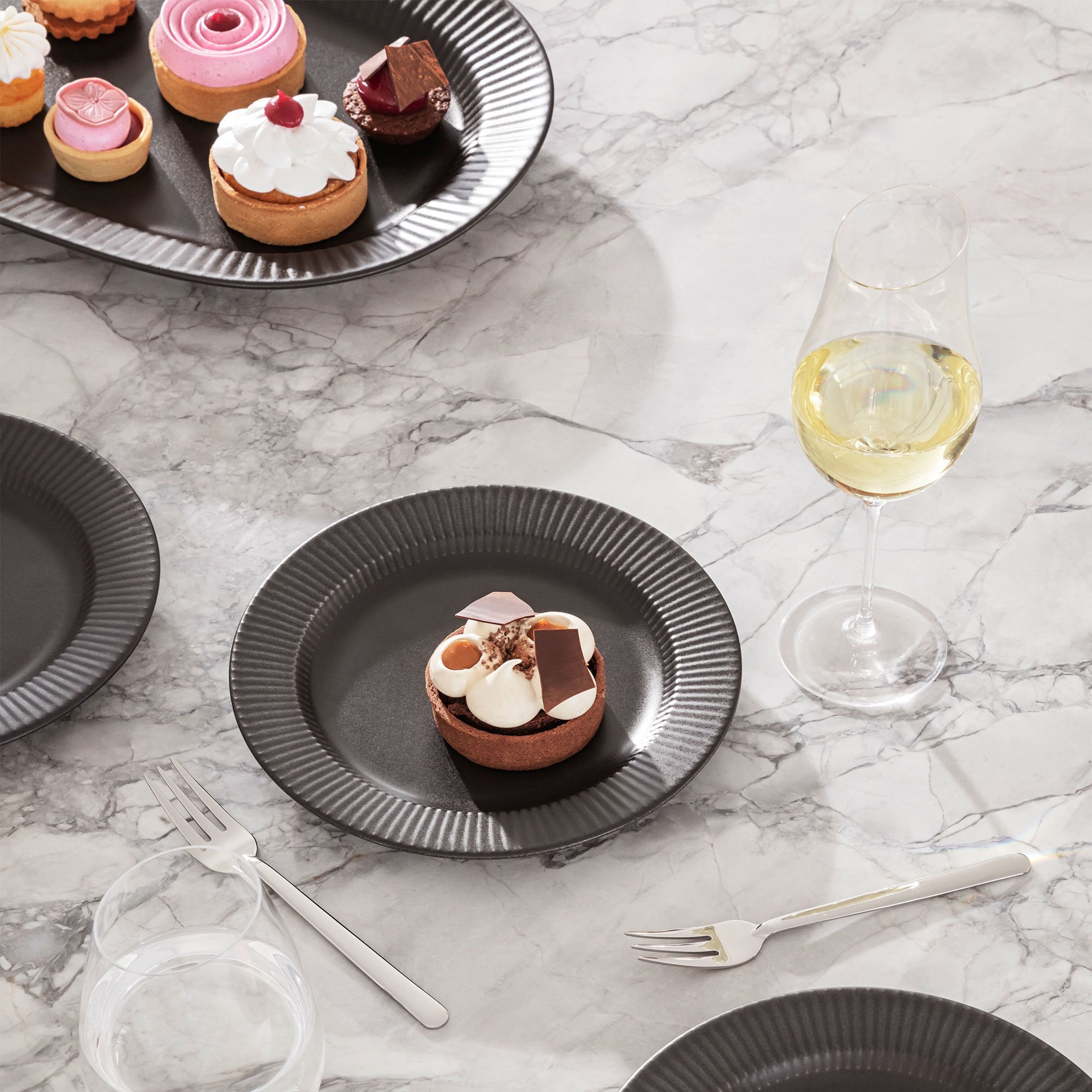 eva-trio-legio-nova-black-serveringsfad-37x25-cm-787291-64676-3