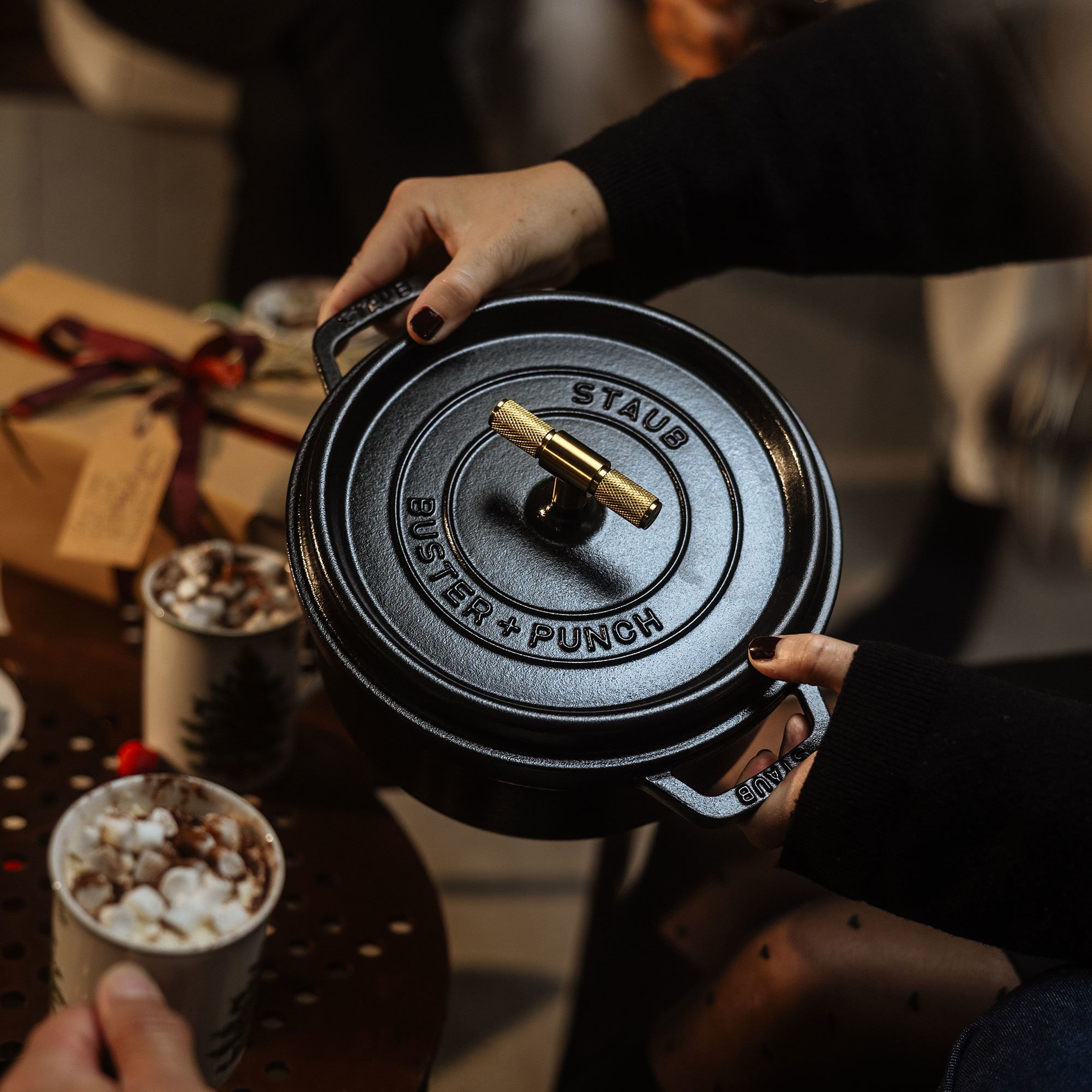 staub-buster-punch-rund-gryde-28-cm-messingknop-1029898-65538-8