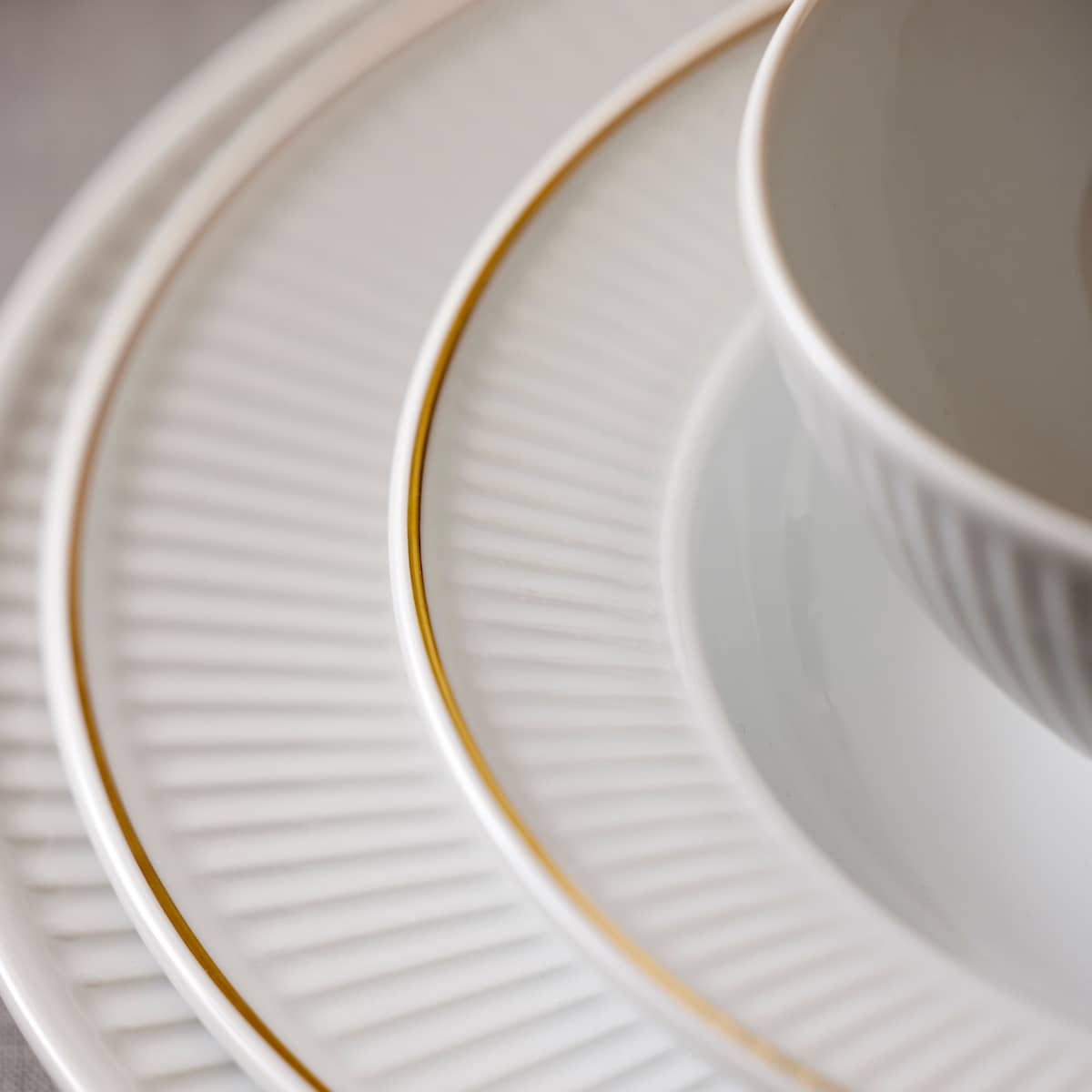 Plissé djup tallrik 22 cm, vit/guld