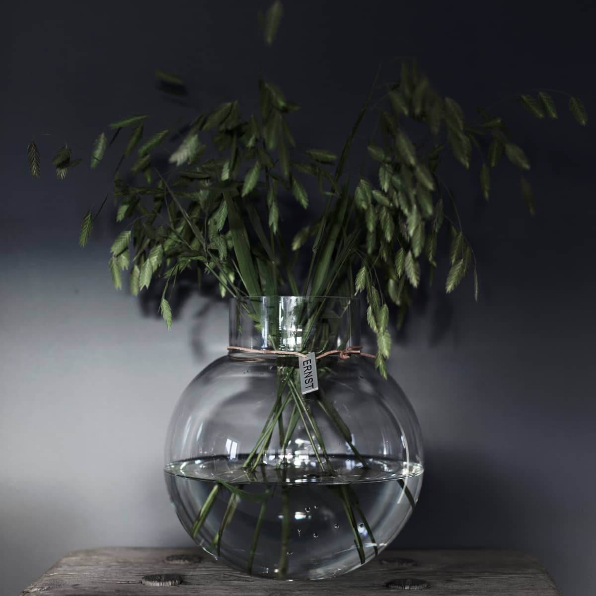 Rund glasvase med læderbånd, 25 cm.