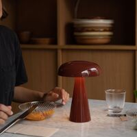 AndTradition Som SC53 bærbar lampe, rødbrun
