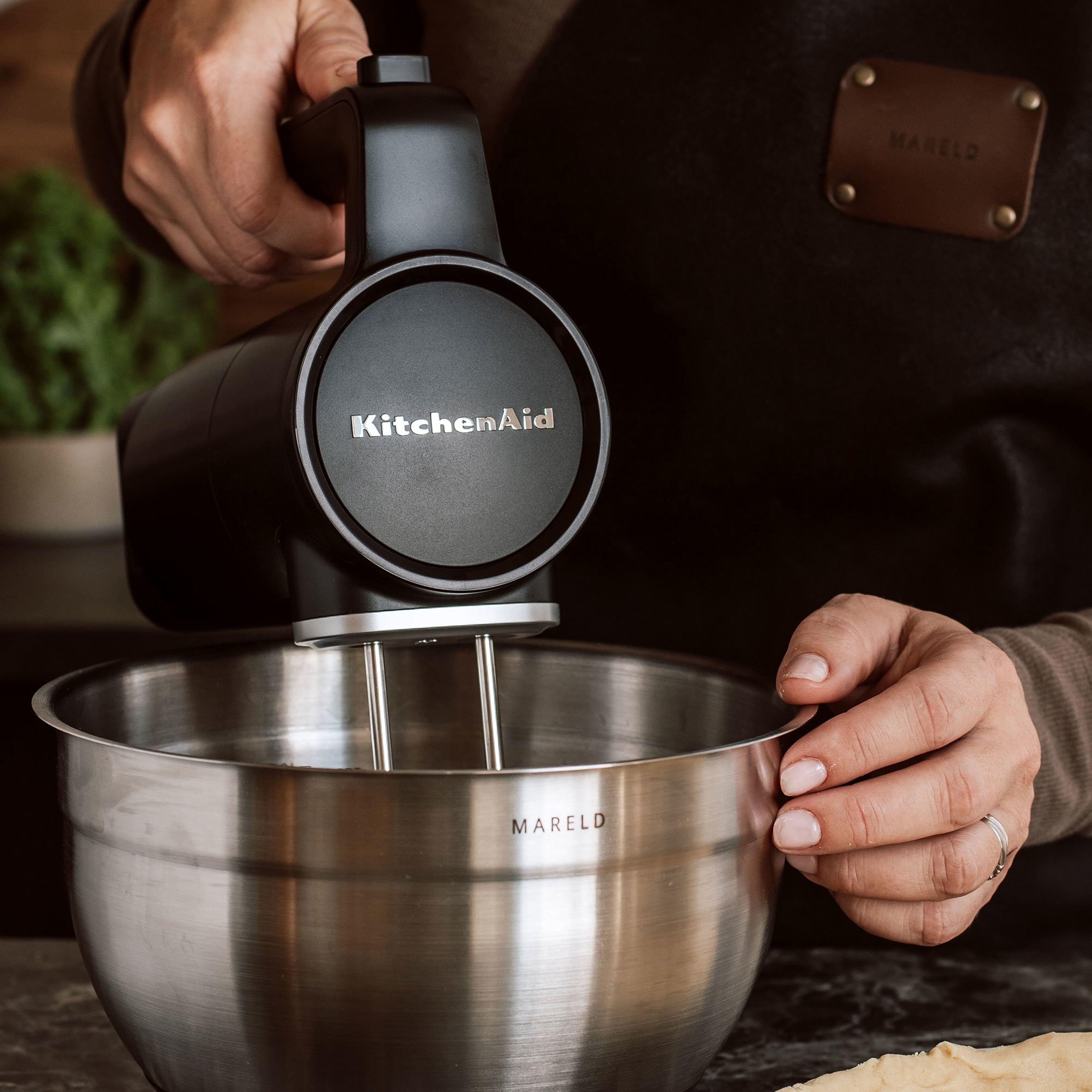 kitchenaid-go-batteridrevet-elektrisk-piskeris-12v-5khmr762bm-61225-11