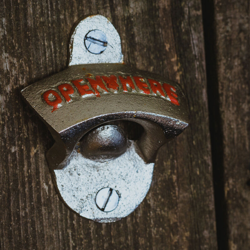 Flaskeåpner "Open here" Sølv