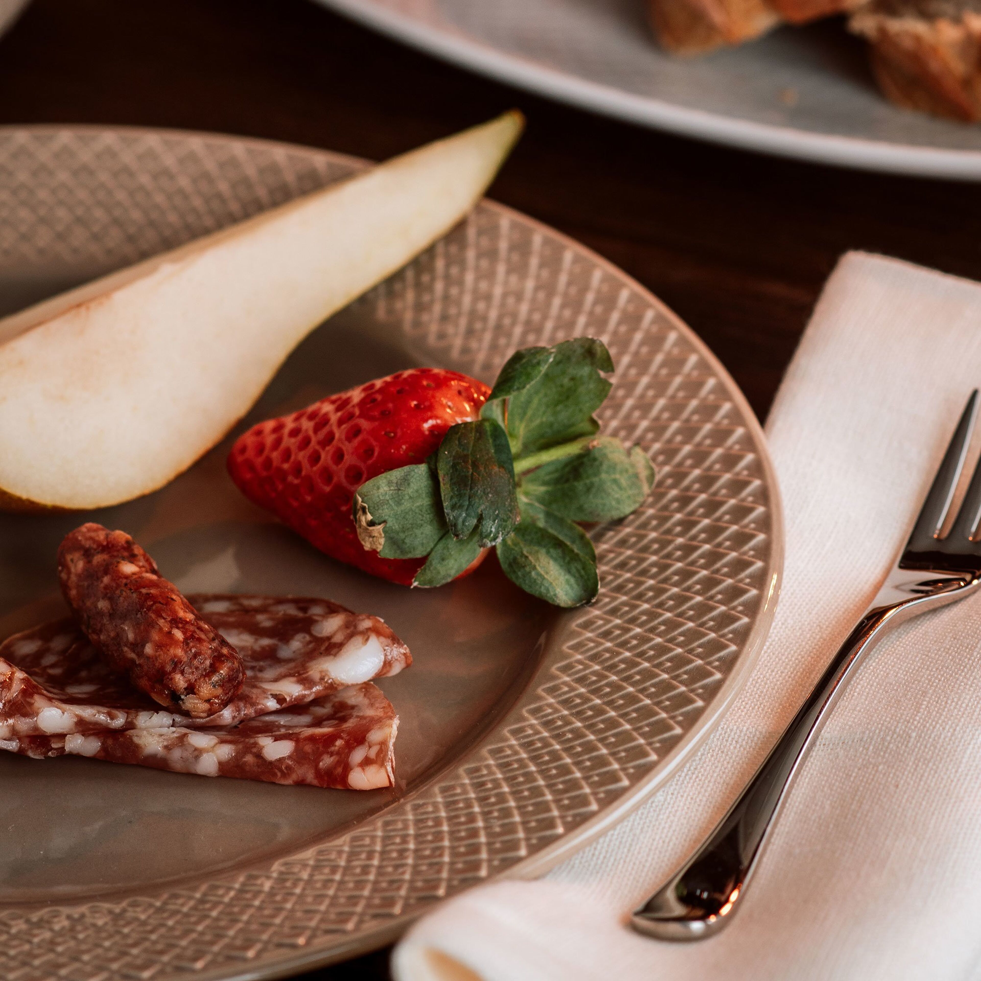 lyngby-porcelaen-rhombe-earth-frokosttallerken-23-cm-clay-201810-64417-5