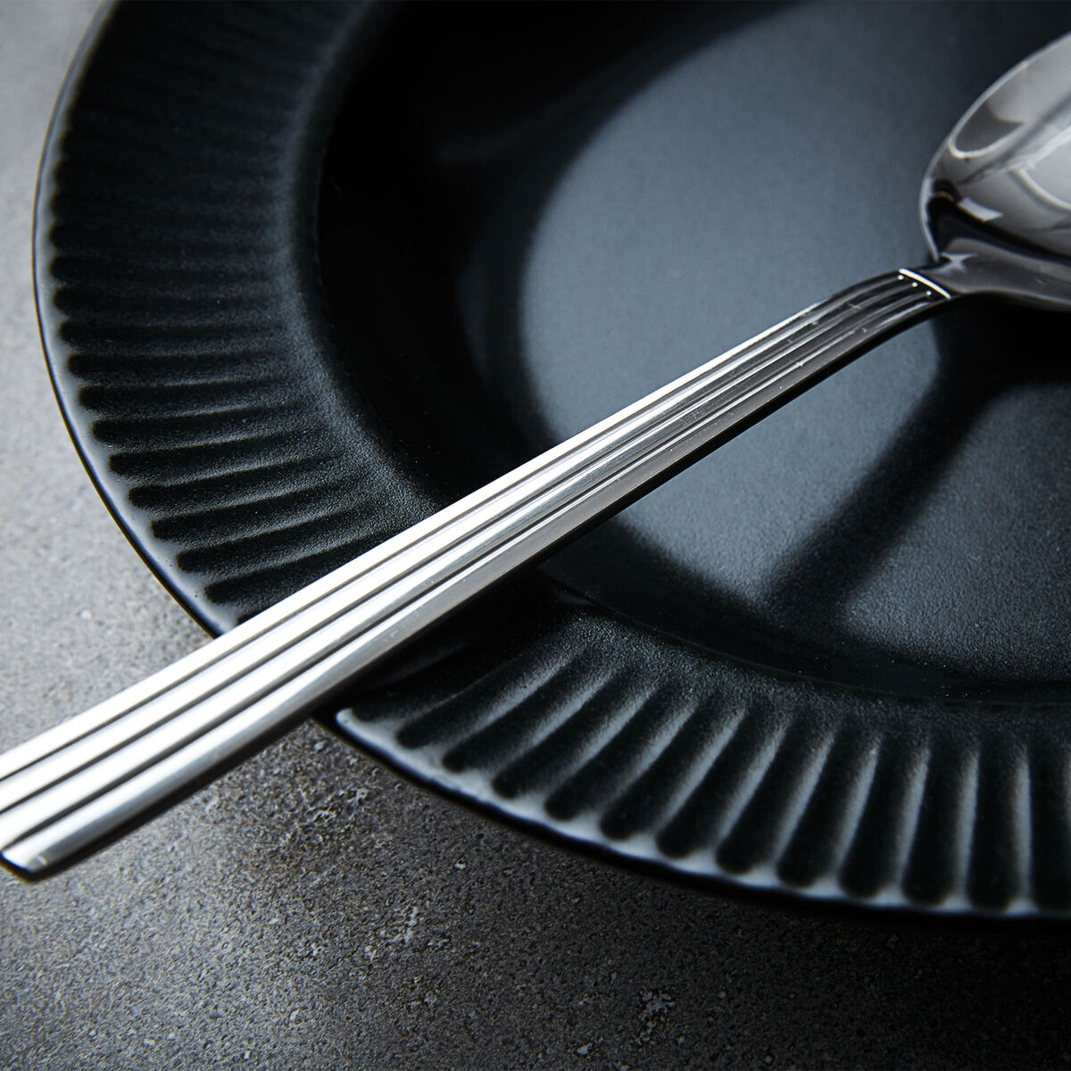 Groovy-syvälautanen 23 cm, musta