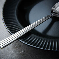 Groovy-syvälautanen 23 cm, musta