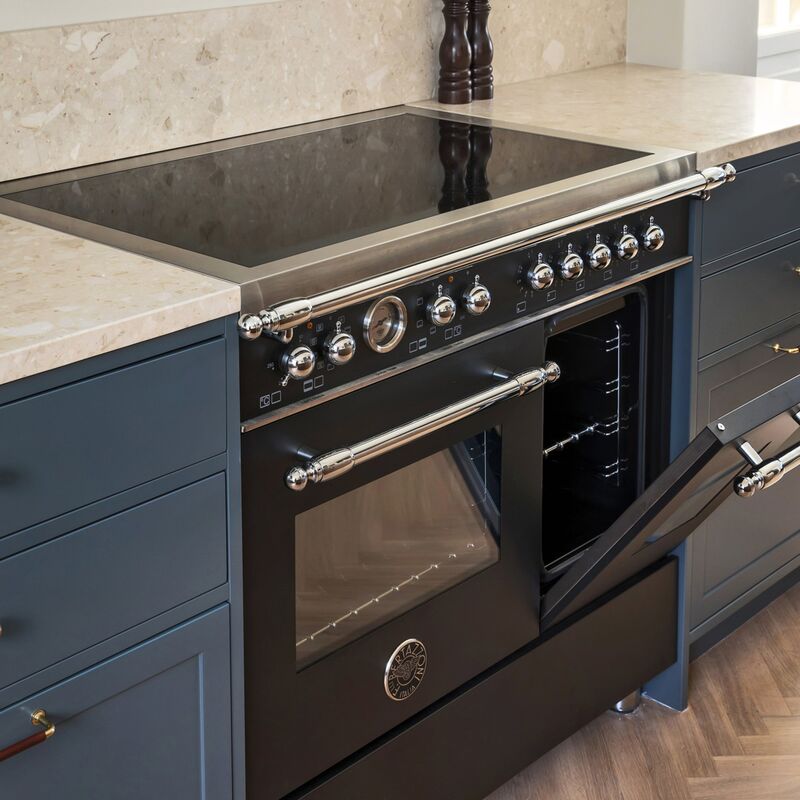 HER95I2ENEC Heritage induksjonskomfyr med dobbeltovn 90 cm 5 soner, mattsvart