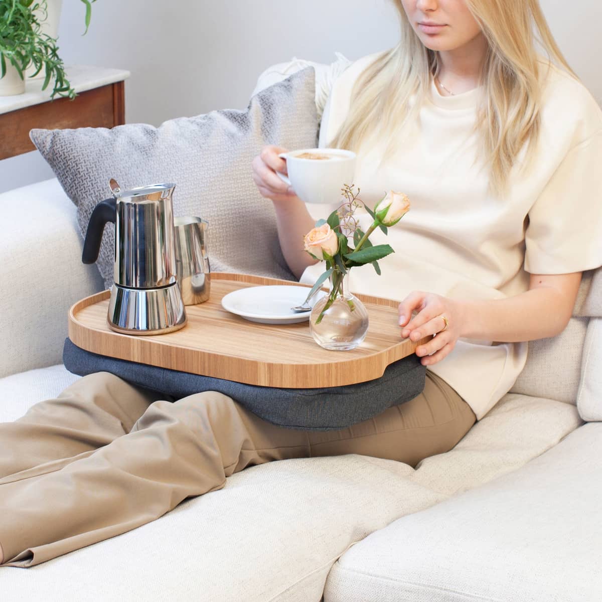 CurveLine Laptray knäbricka med anti-slip, large, pilträ