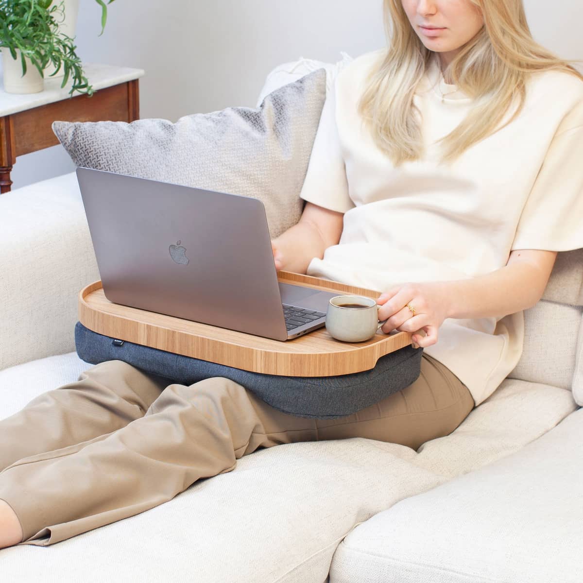 CurveLine Laptray knäbricka med anti-slip, large, pilträ