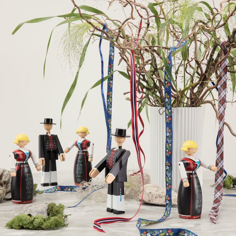 Norsk bunad-kvinna, svart/röd/vit