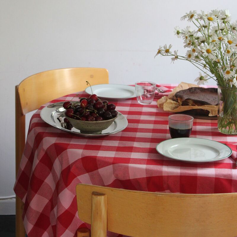 Paola bordsduk 330x145 cm, röd/rosa