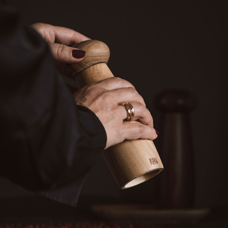 Raw kværnsæt + bakke, teak/mørkt træ