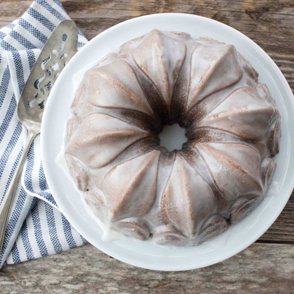 Fleur de Lis bundt-bageform