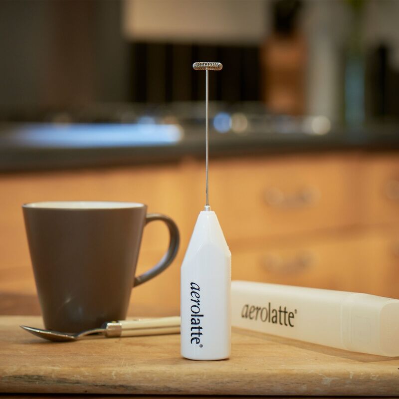 Mjölkskummare med hållare, creme