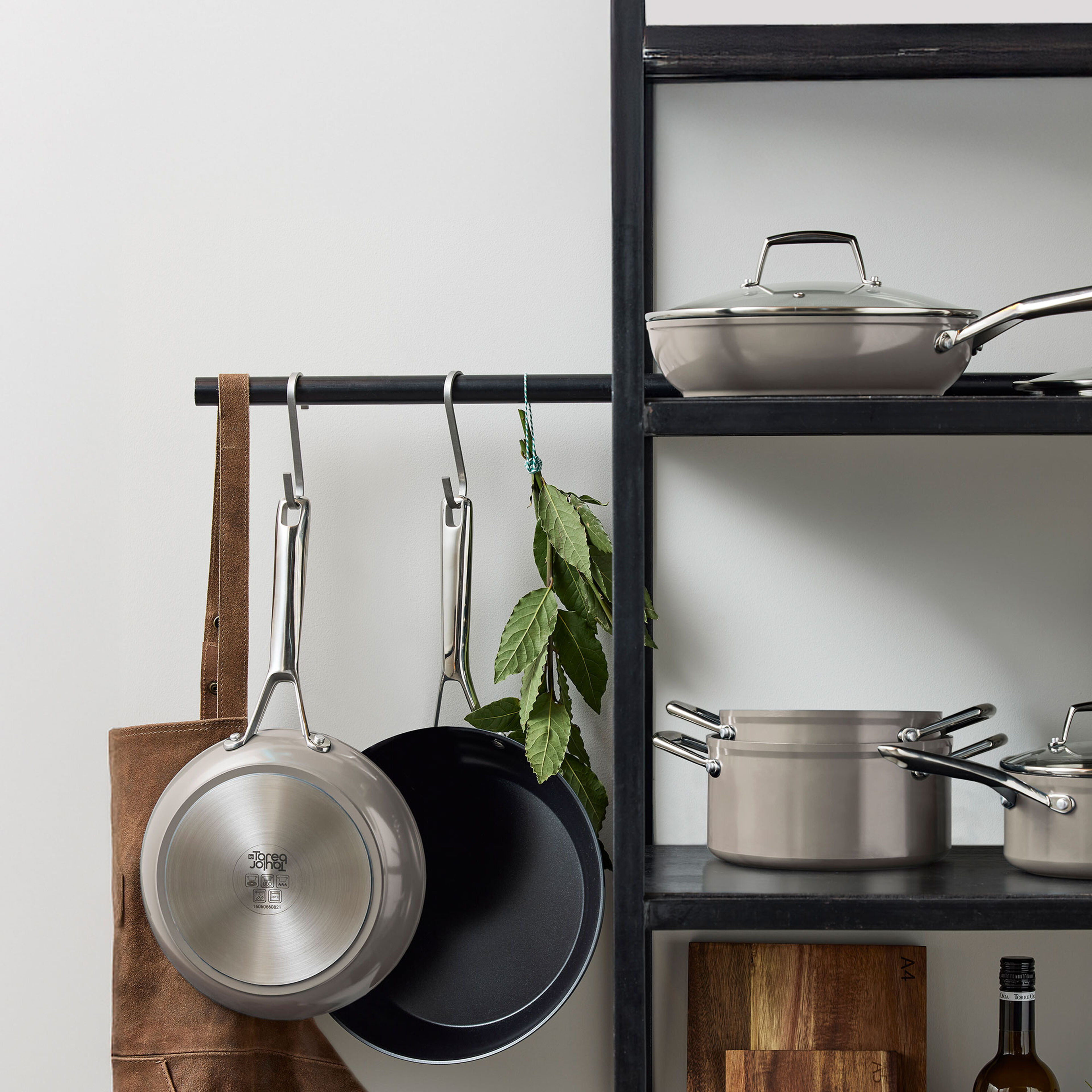 By Tareq Taylor Vivian Beige stegepande, 24 cm