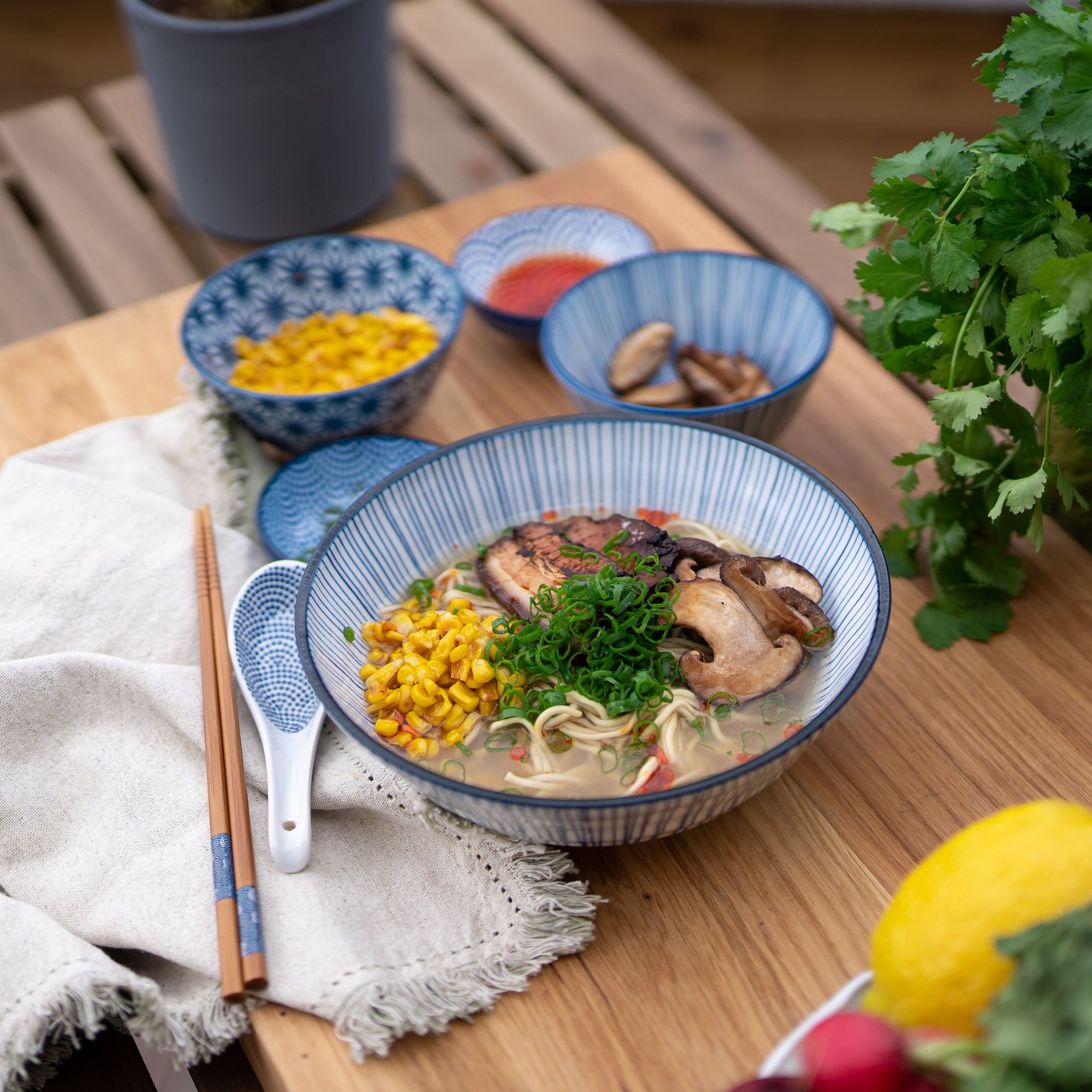 tokyo-design-studio-nippon-blue-skaalesaet-med-spisepinde-17951-49932-3