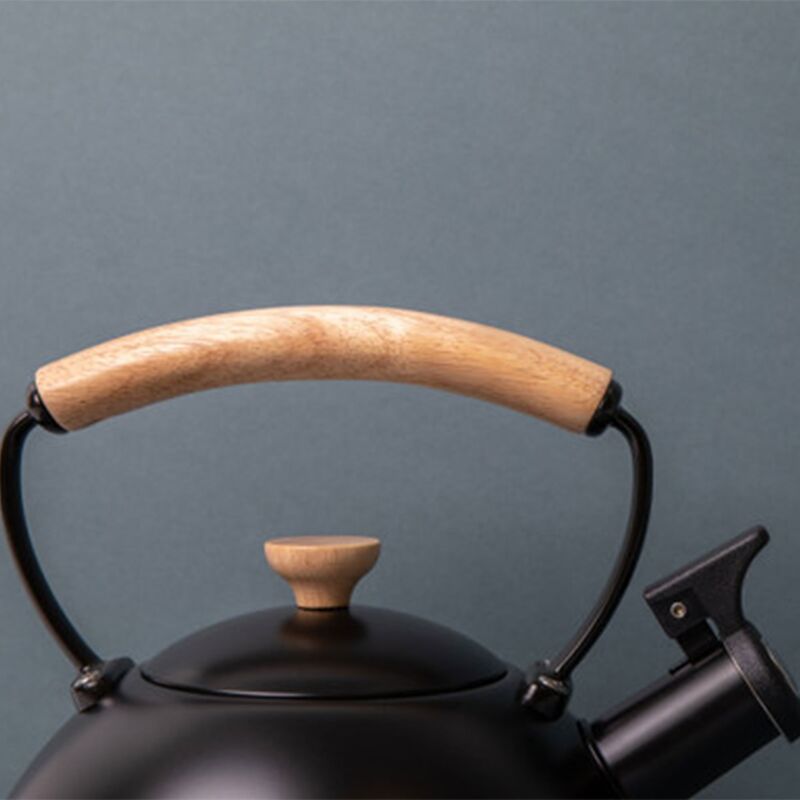 Fløytekjele med trehåndtak, svart