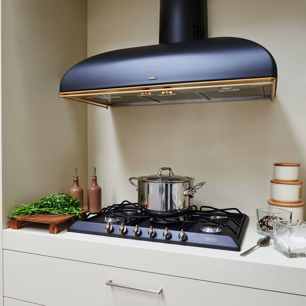 70cm gaskogeplade med frontbetjening i antracit