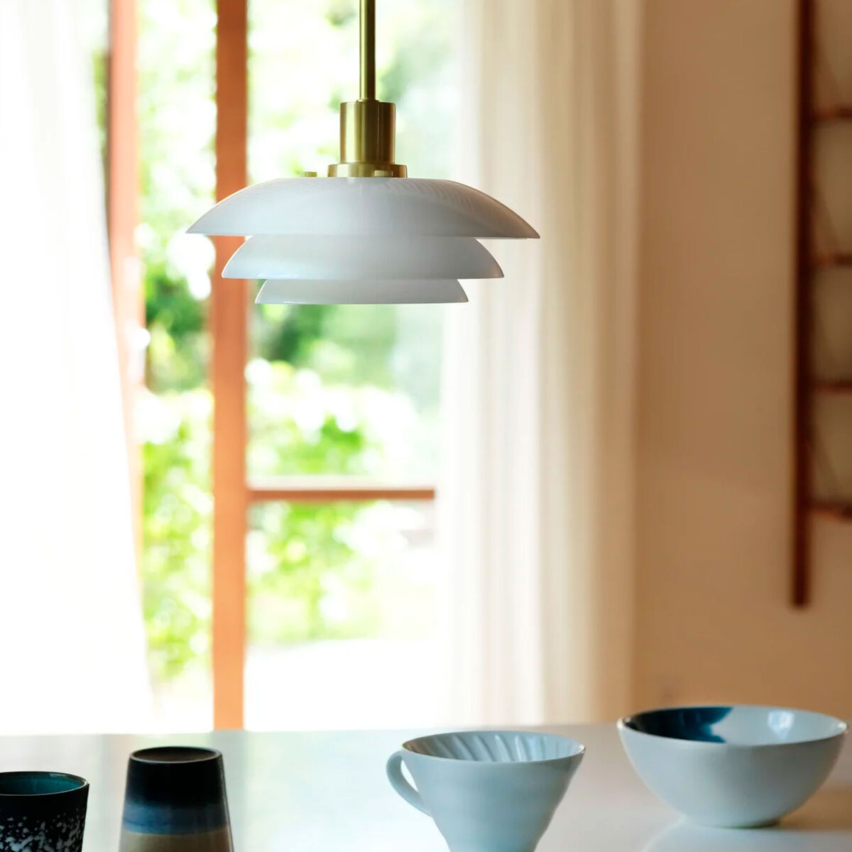 Dyberg Larsen DL31 pendellampa, vit/mässing