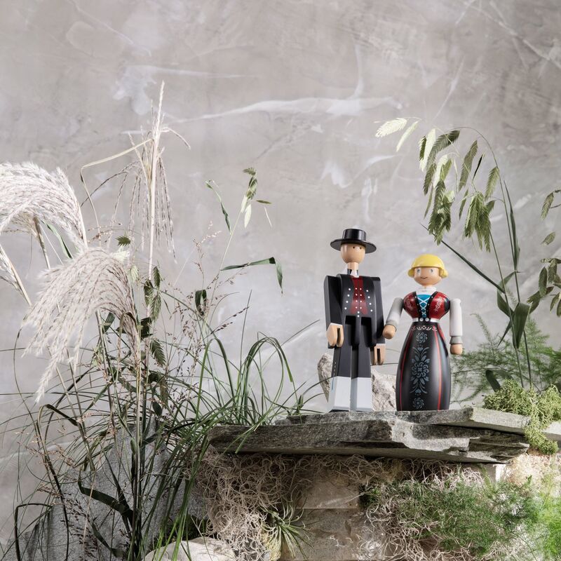 Norsk bunad-kvinna, svart/röd/vit