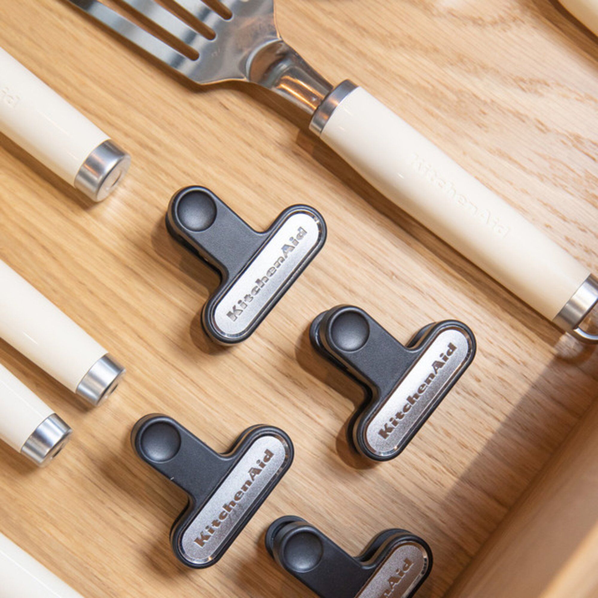 Alternativ bild 1 för KitchenAid Flexibel stekspade, almond cream