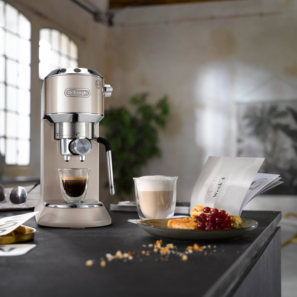 EC885 Dedica Arte espressomaskin, beige