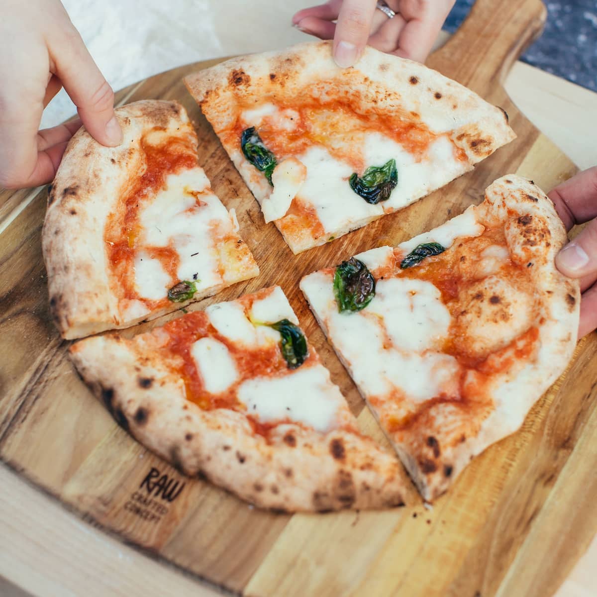 RAW-pizzantarjoilulauta, tiikki