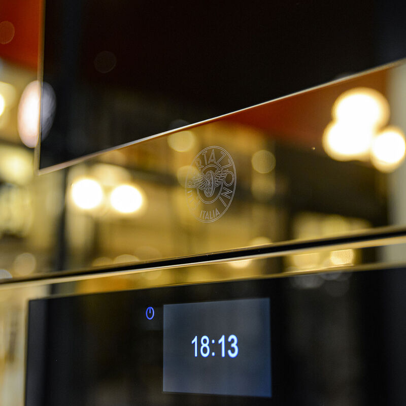 FMOD4077MTG3 Modern kombiovn med mikrobølgefunktion, guld