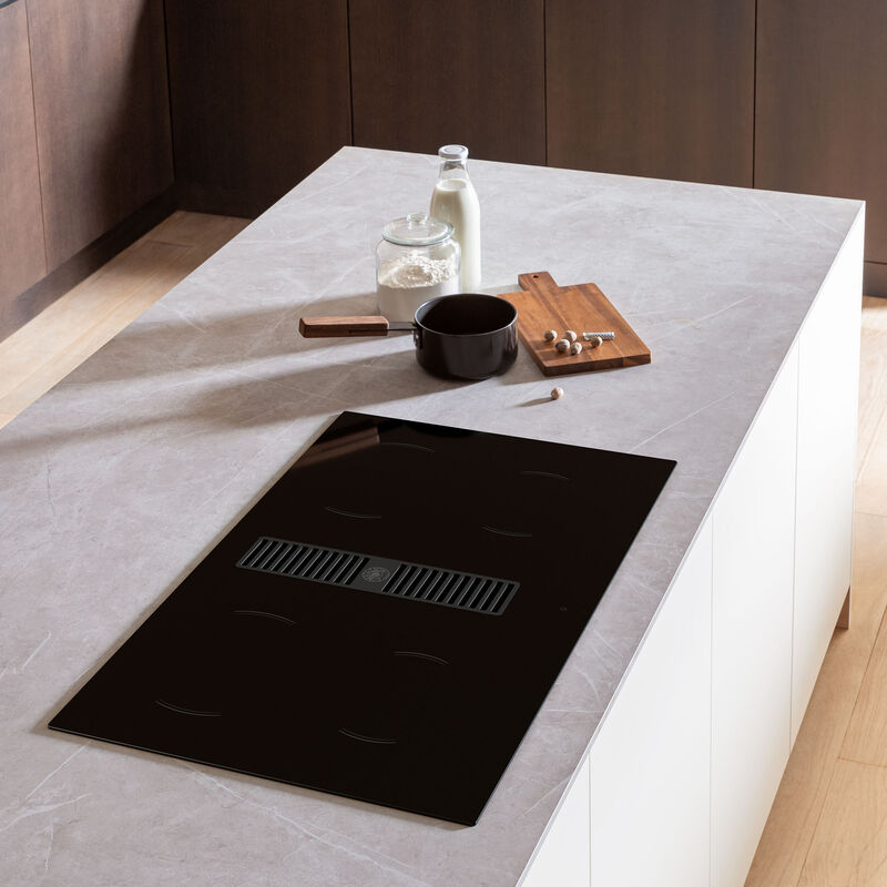 P804ICH30NP Induktionskogeplade med integreret emhætte 83 cm, 4 zoner