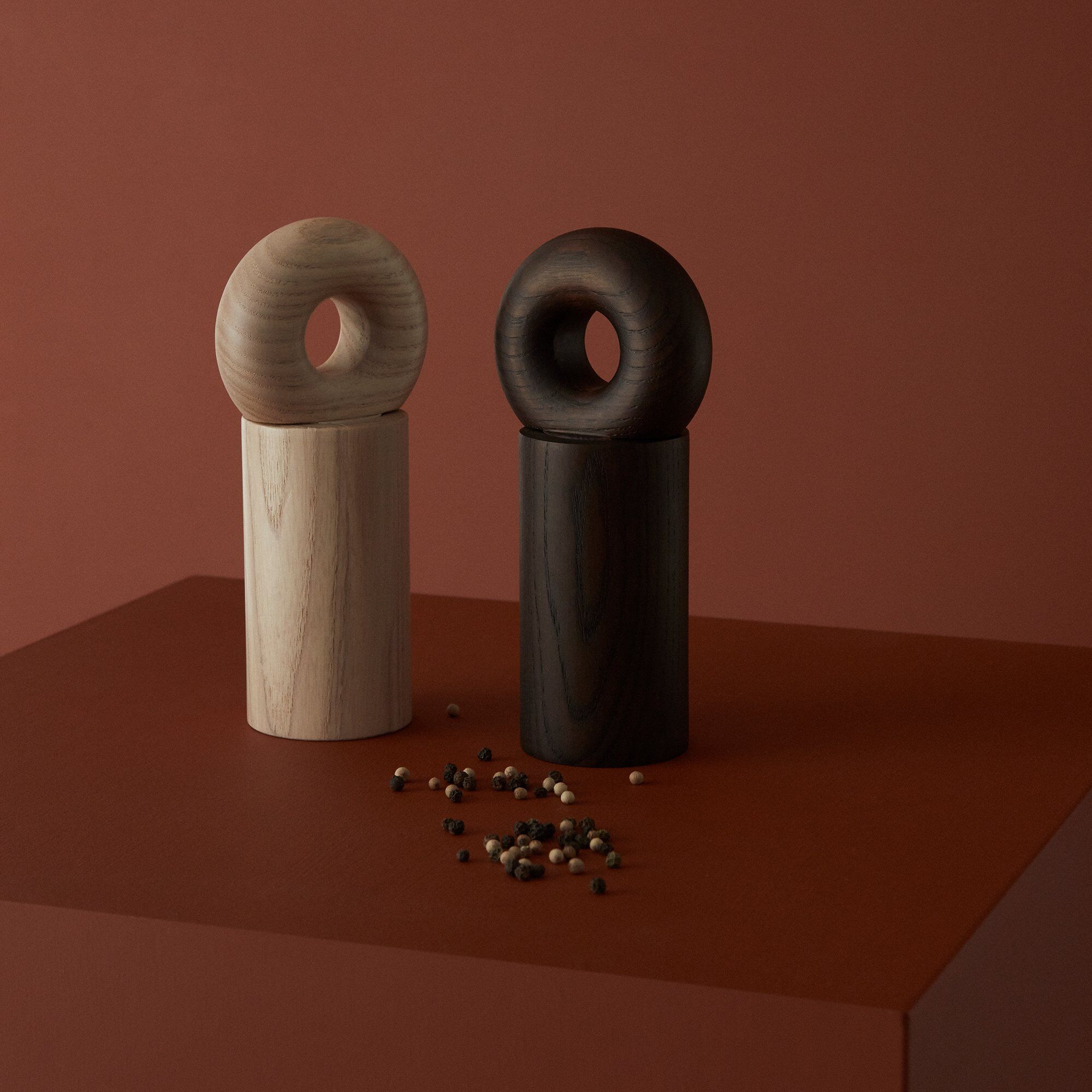 Alternativ bild 1 för OYOY Hoop salt- och pepparkvarn, dark