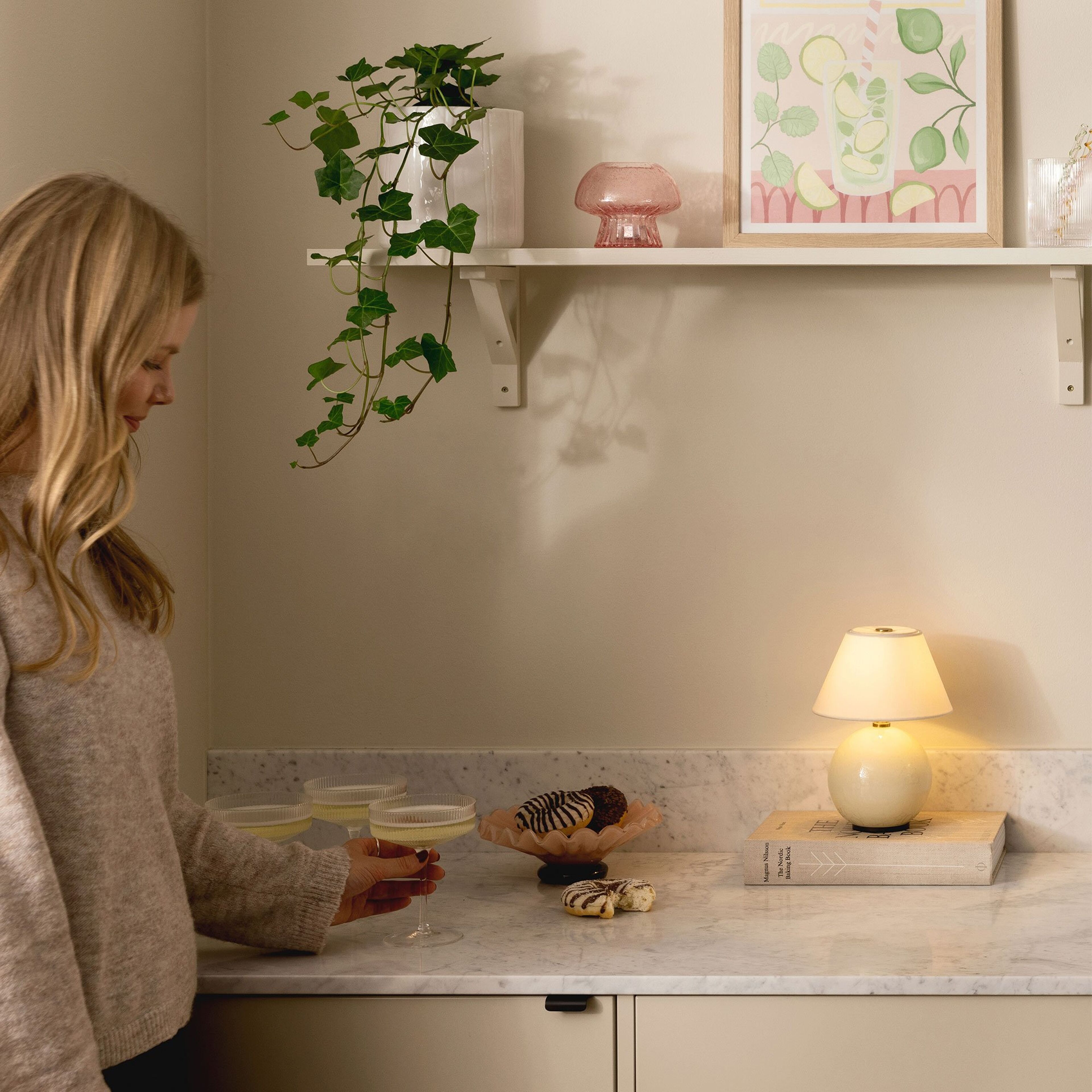 Iris portabel bordslampa, creme