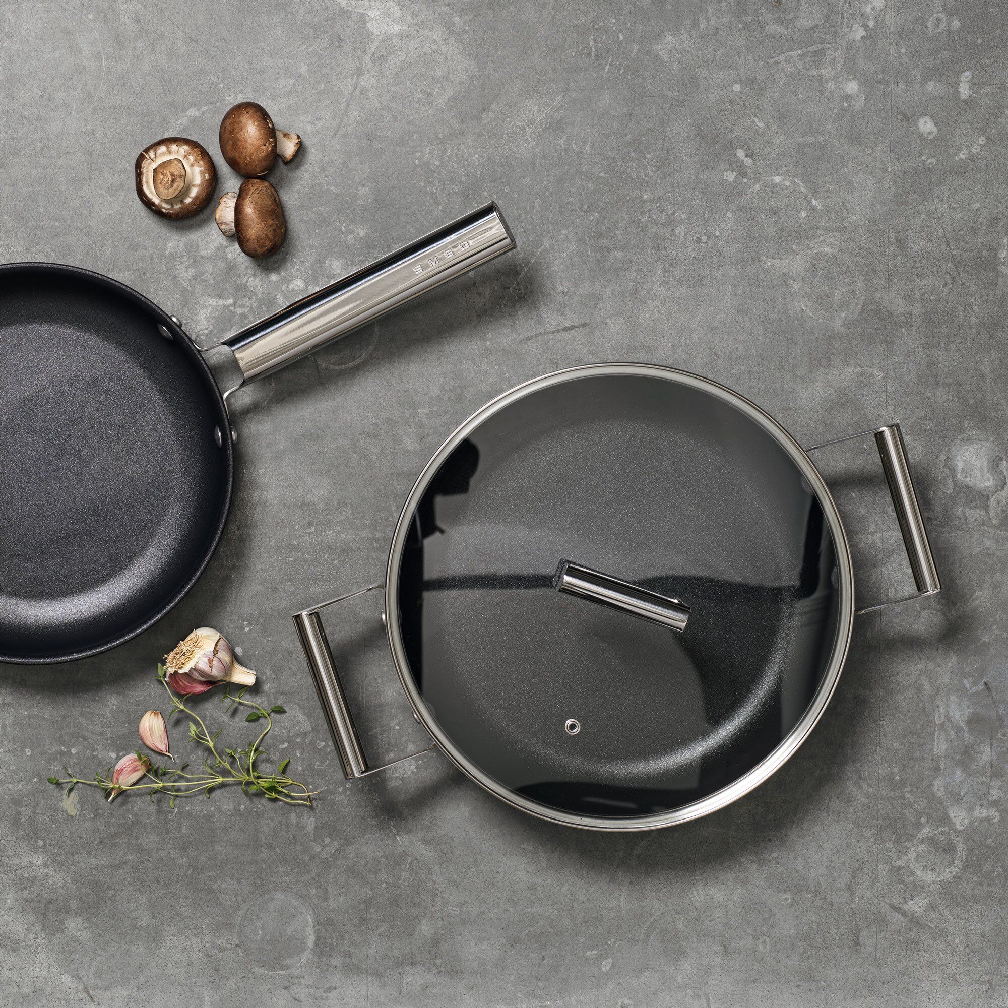 Alternativ bild 1 för Smeg Traktörpanna m/lock 28 cm, svart