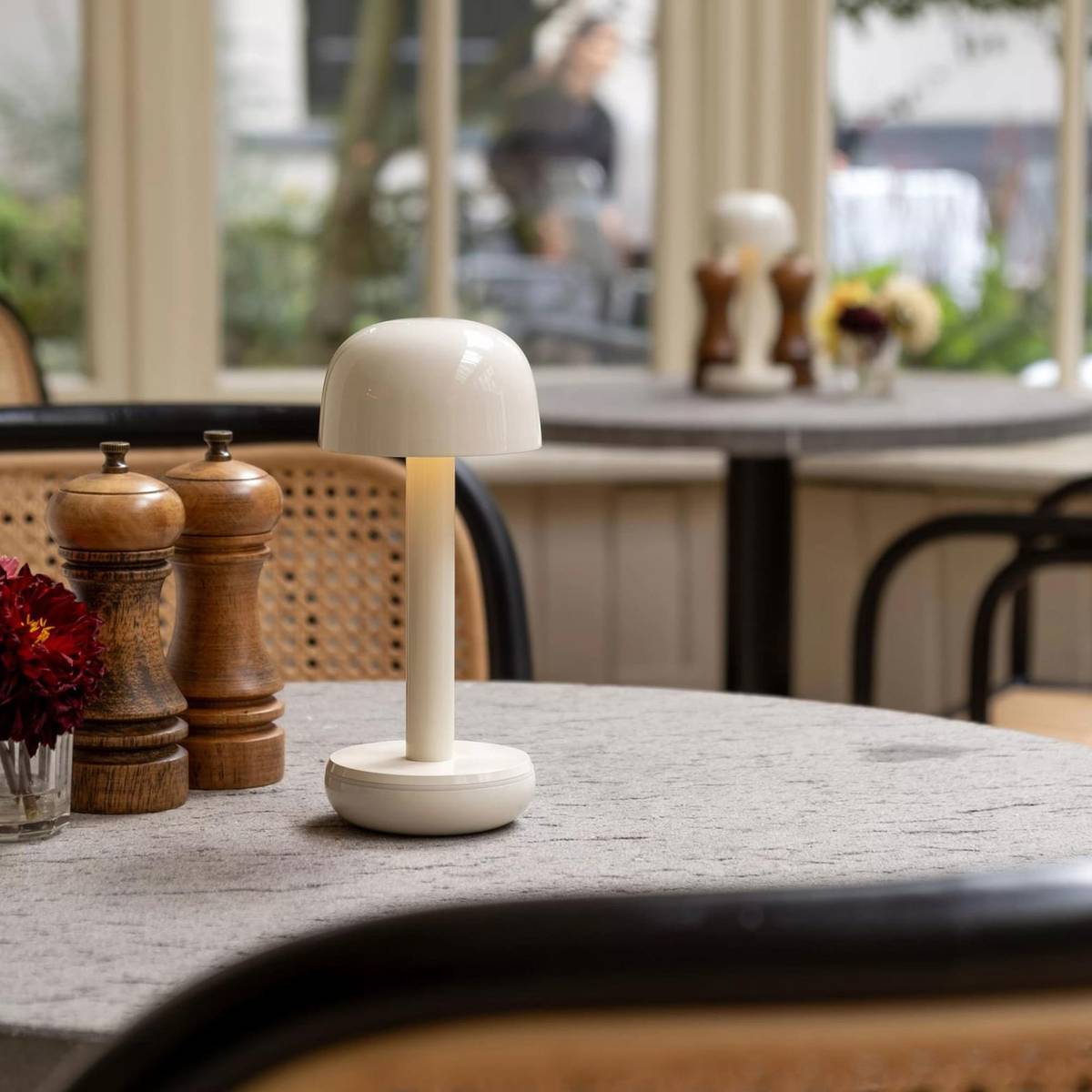 The Humble Two bordslampa, ivory