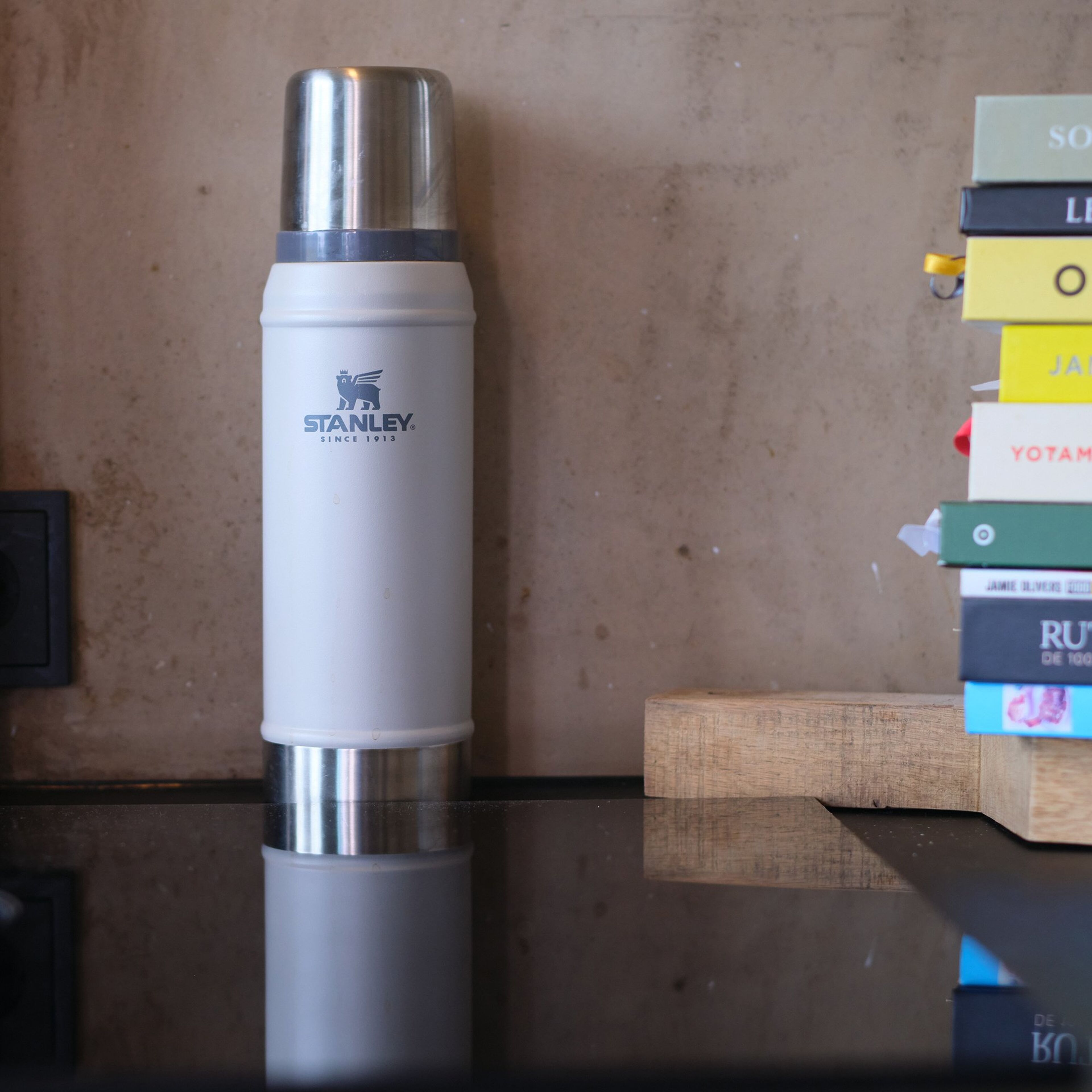 stanley-classic-vacuum-termoflaske-0-75-liter-ash-st1001612062-61268-5