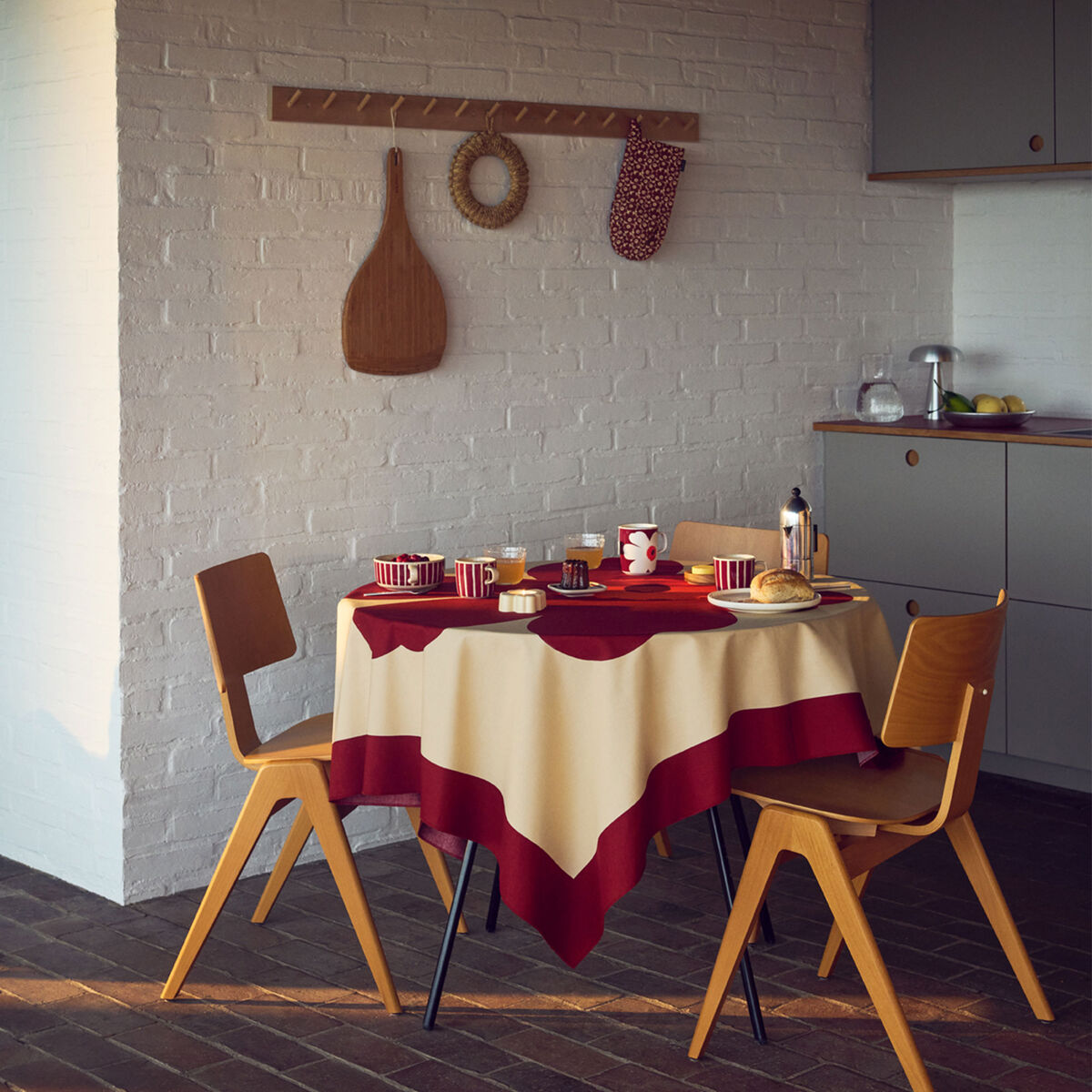 Unikko pöytäliina 140 × 140 cm, vanilja/viininpunainen/punainen