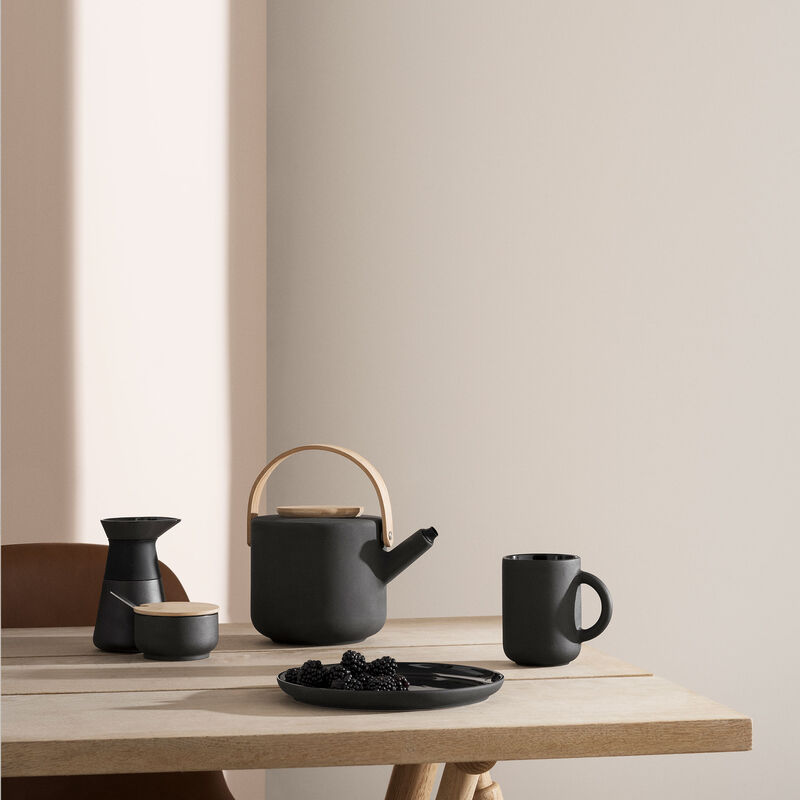 Theo-maitokannu, musta