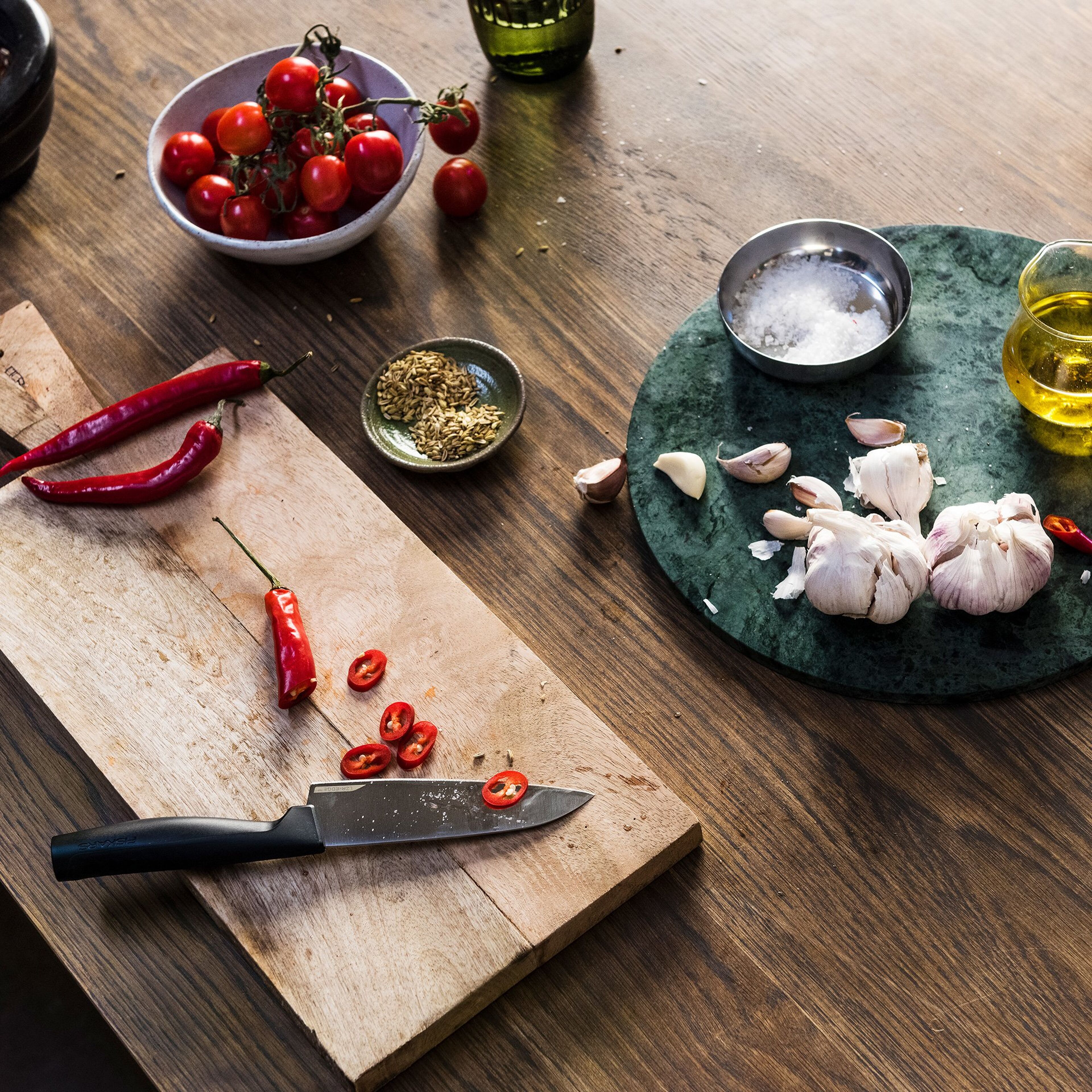 fiskars-hard-edge-kokkekniv-1051749-53432-3