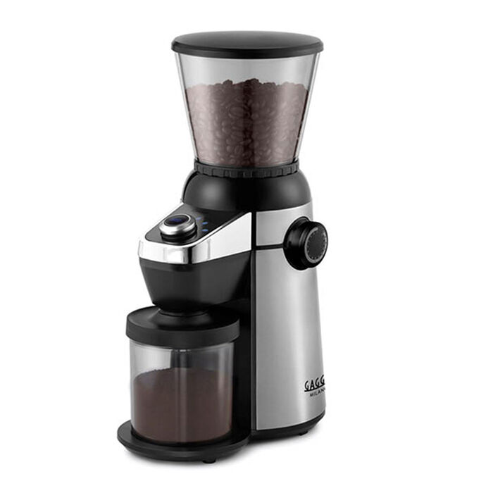 Kaffekværn i stål med gennemsigtig bønnebeholder og lille glasbeholder til malet kaffe, på hvid baggrund