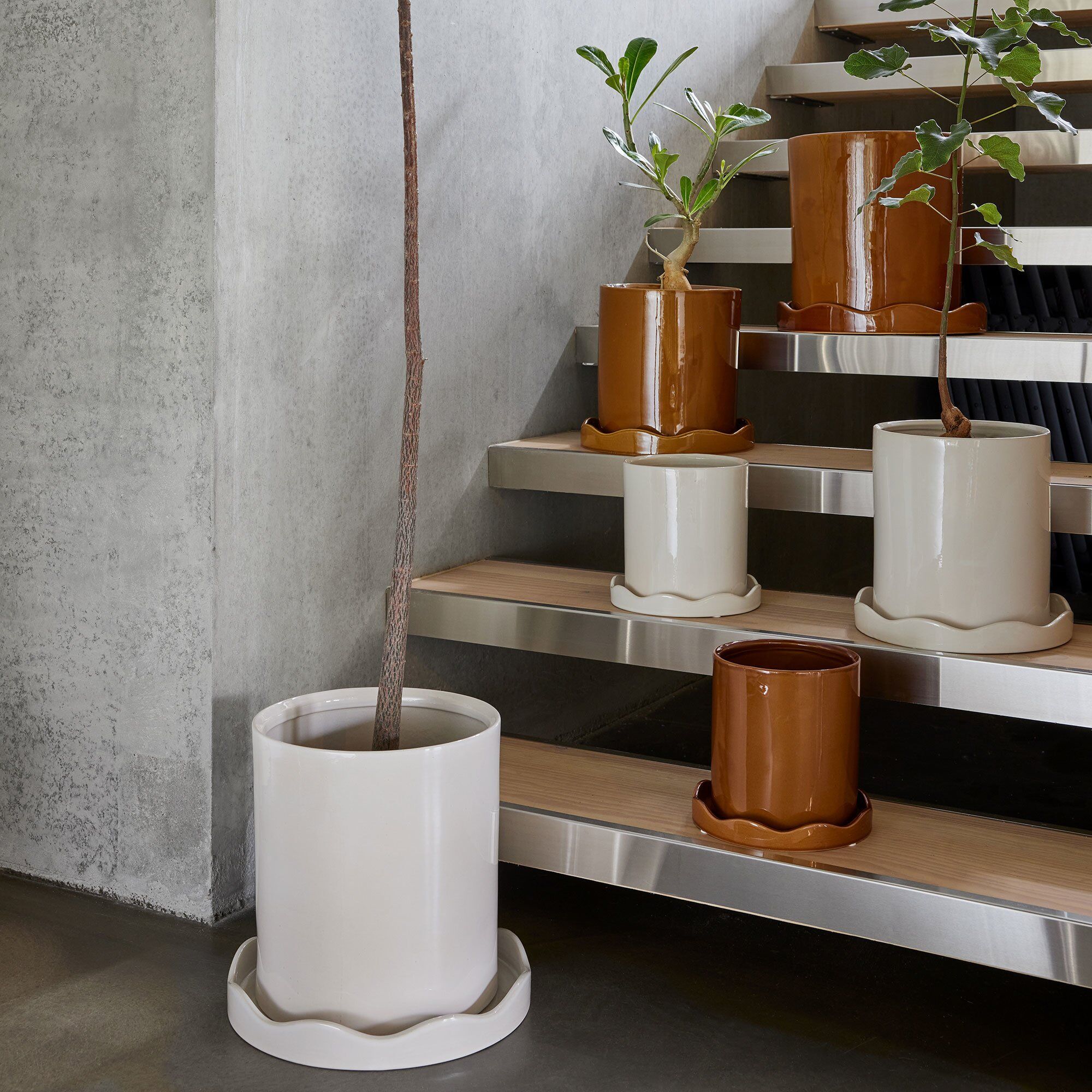 Alternativ bild 1 för OYOY LIVING - Nami Pot With Saucer  - Blomkruka - 311 Amber - H18 x L16,5 x W16,5 cm / H3 x L20 x W20 cm