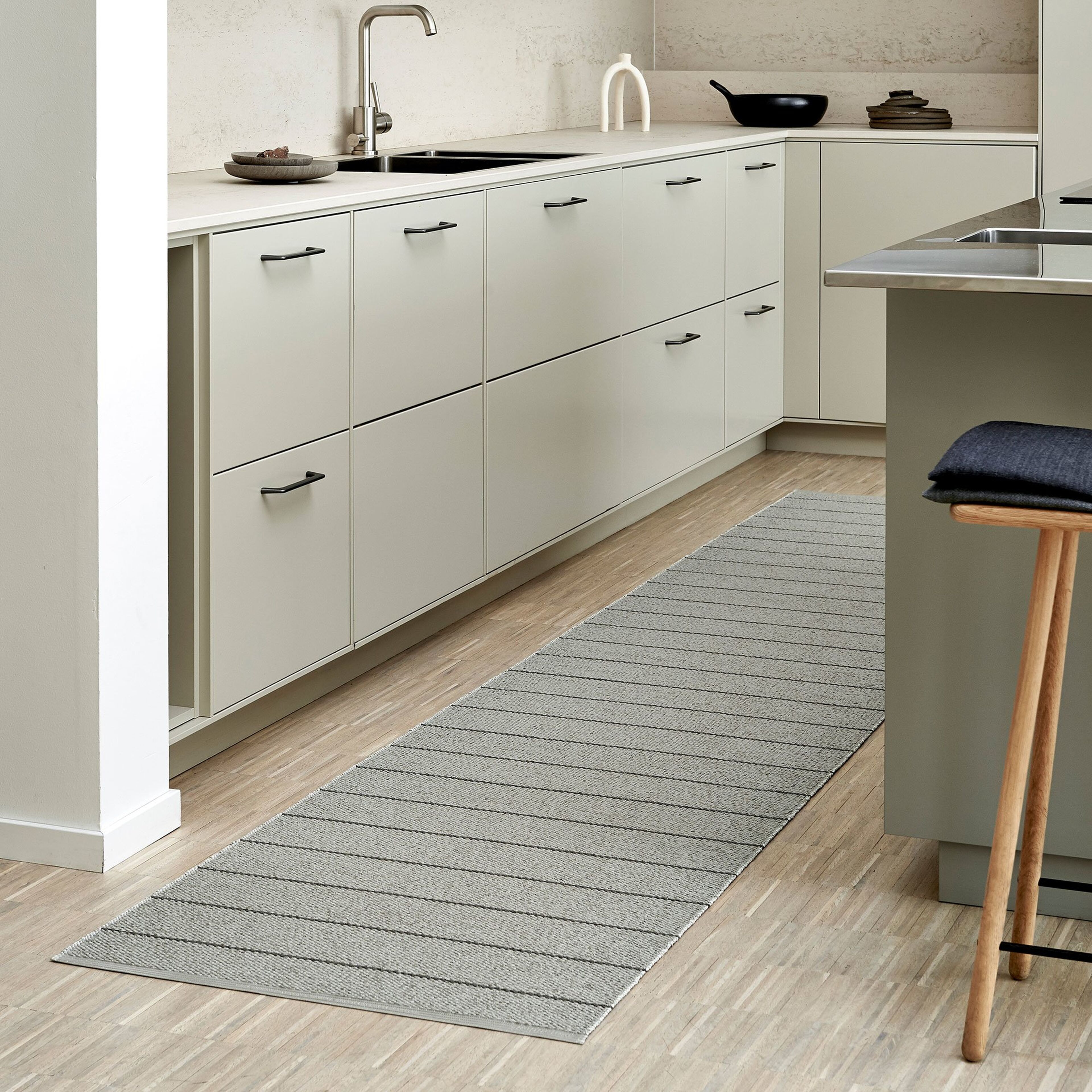 pappelina-gulvtaeppe-carl-70-x-270-cm-warm-grey-fossil-grey-ca9d727-51419-4