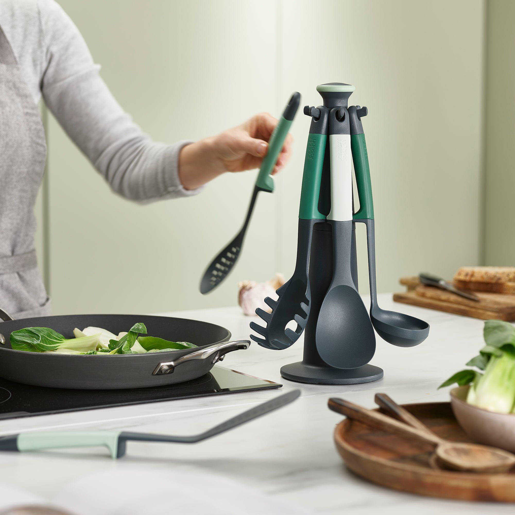 Alternativ bild 1 för Joseph Joseph Elevate™ redskapsset med hållare 6 delar, ljusgrön