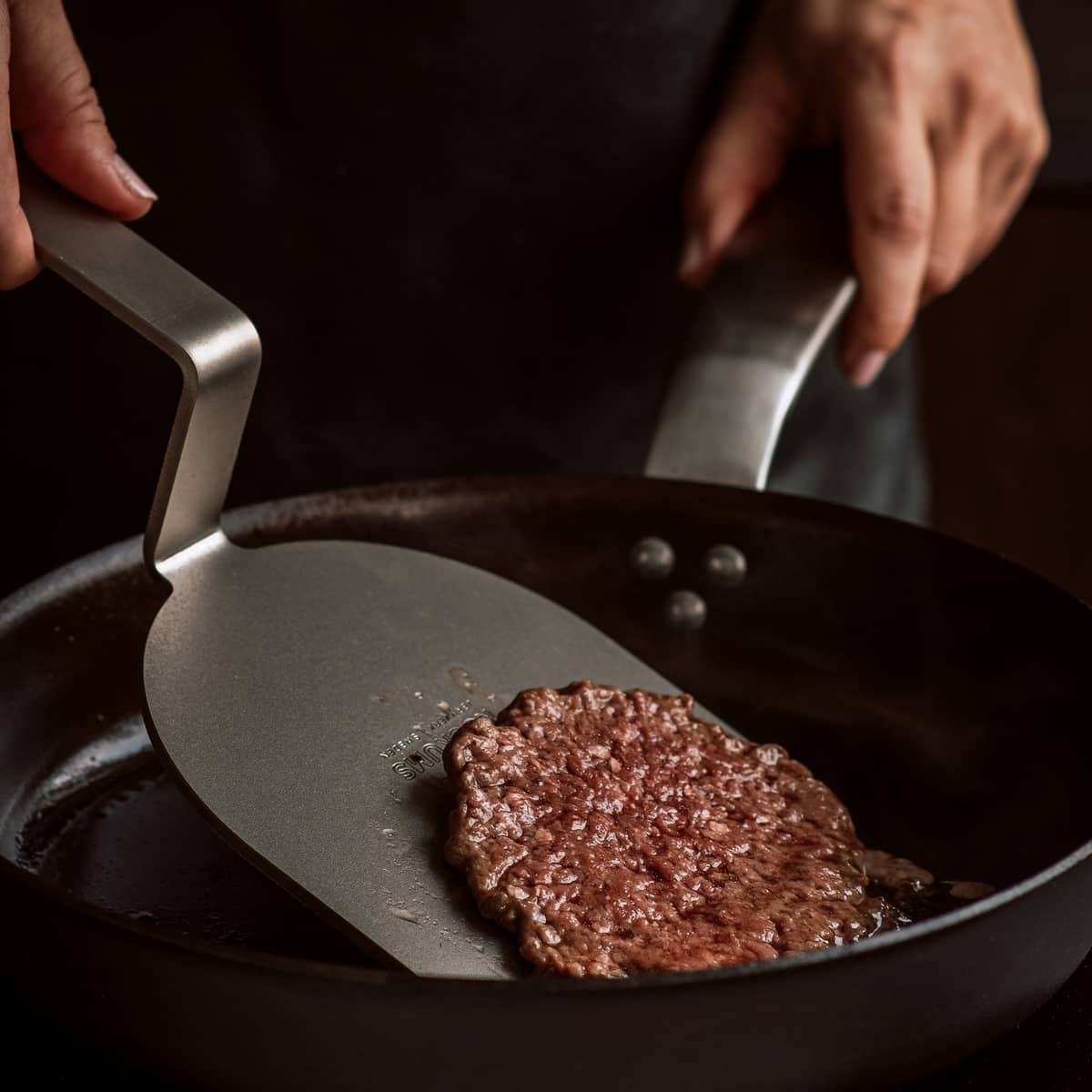 Burgeriprässi ja grillilasta, nahkaa