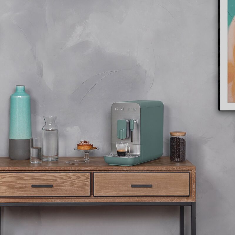 BCC02EGMEU espressomaskin med mjölkskummare, smaragdgrönn